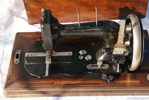 1870年制造的古董缝纫机,镶嵌贝壳.