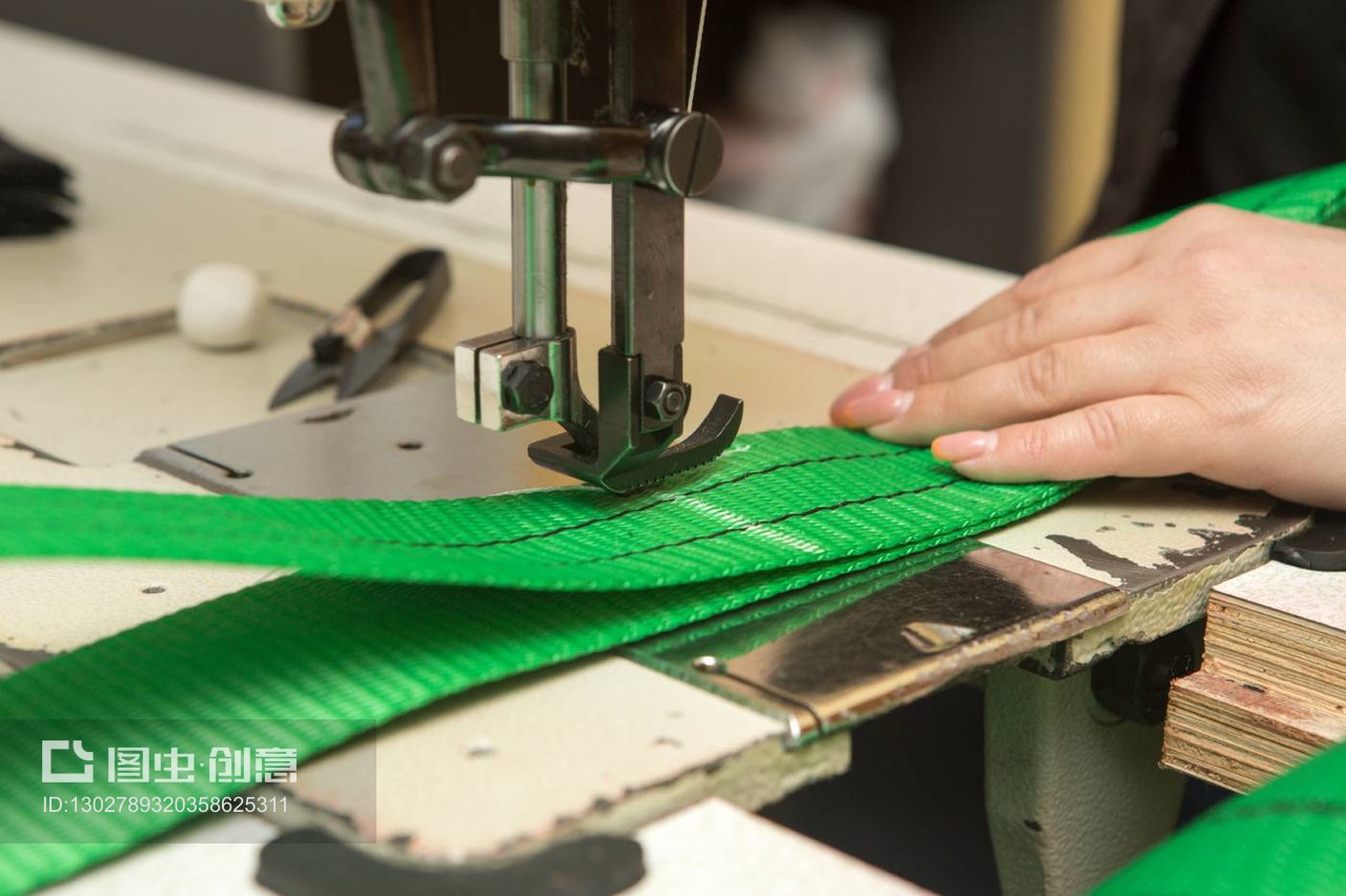 工业缝纫机缝制织带吊带。纺织吊带和领带制造。